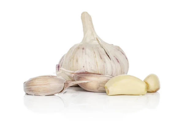White aromatic garlic isolated on white — ストック写真