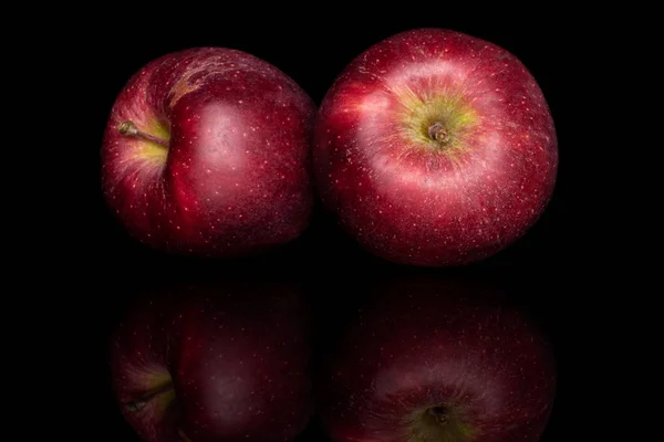 Roter köstlicher Apfel isoliert auf schwarzem Glas — Stockfoto