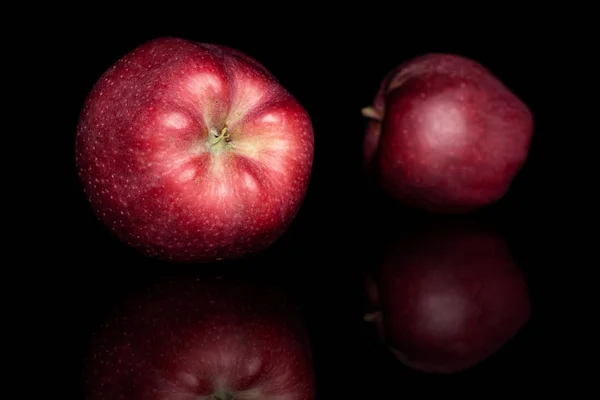 Rött läckert äpple isolerat på svart glas — Stockfoto