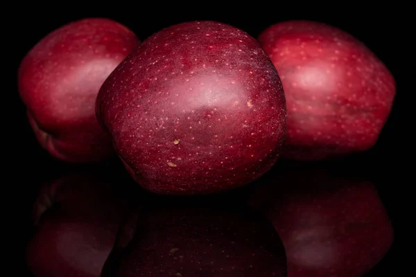 Maçã deliciosa vermelha isolada em vidro preto — Fotografia de Stock