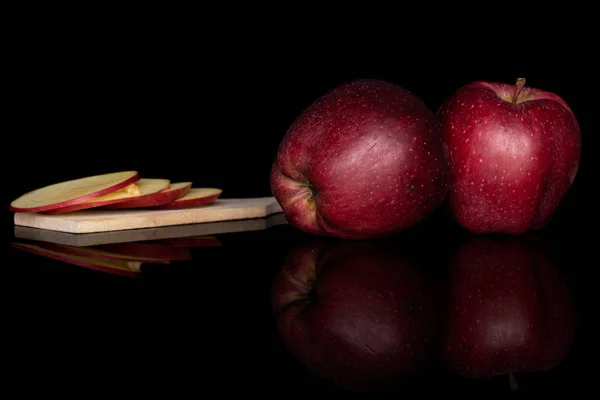 Roter köstlicher Apfel isoliert auf schwarzem Glas — Stockfoto