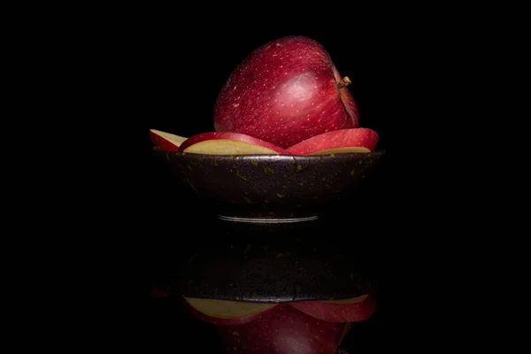 Κόκκινο νόστιμο μήλο απομονώνονται σε μαύρο γυαλί — Φωτογραφία Αρχείου