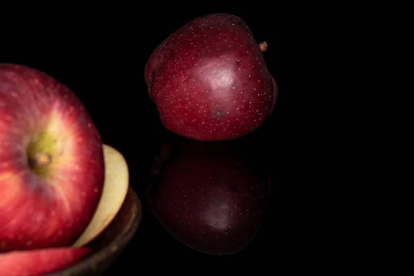 Rött läckert äpple isolerat på svart glas — Stockfoto