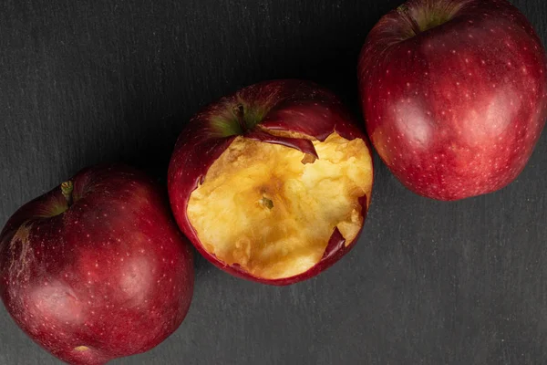 Roter köstlicher Apfel auf grauem Stein — Stockfoto