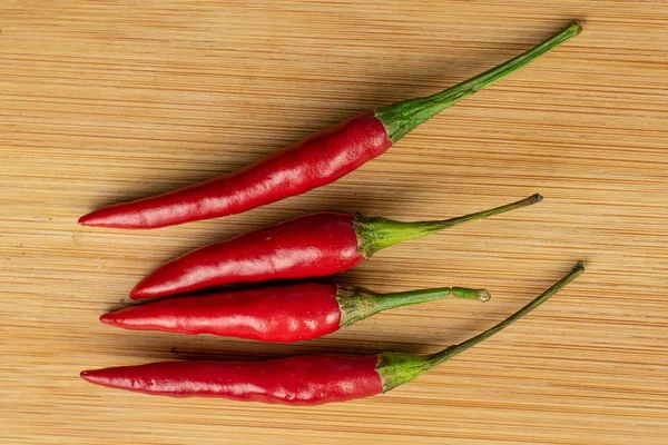 Ojo de pájaro picante chili sobre madera clara — Foto de Stock