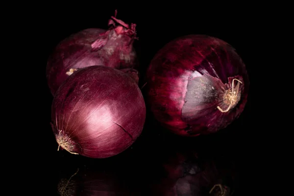 Cebola vermelha fresca isolada em vidro preto — Fotografia de Stock