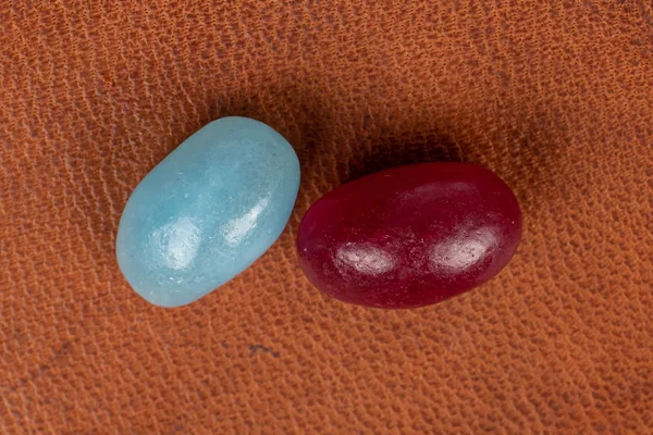 Doces de feijão de geleia em couro de conhaque — Fotografia de Stock