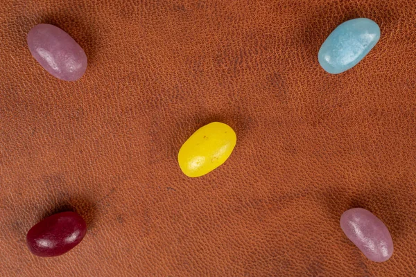 Doces de feijão de geleia em couro de conhaque — Fotografia de Stock