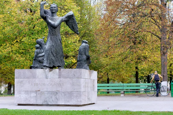 Geneva Switzerland Monument Henri Dunant Bronze Sculpture Group Showing Guardian — Stock Photo, Image