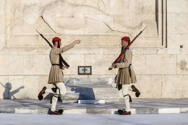 Griechenland Athen Die Evzones Evzones Vor Dem Grab Des Unbekannten — Stockfoto