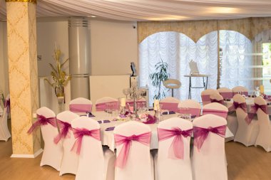 Güzel dekore edilmiş ziyafet salonu misafirler bekliyor