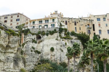 Sahile Tropea İtalyan şehir manzarası