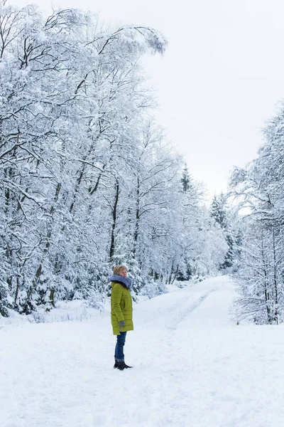 Young Woman Walking Winter Forest Snow Covered Trees — Stock Photo, Image