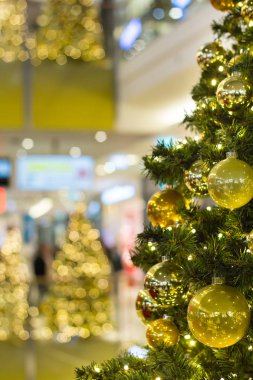 Alışveriş merkezinde bir şekilde dekore edilmiş bir Noel ağacı