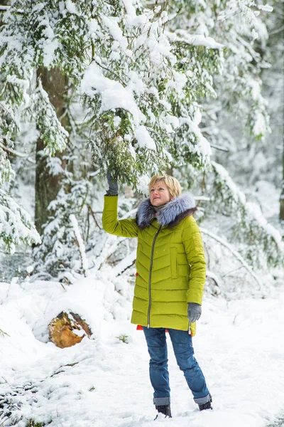 Young Woman Walking Winter Forest Snow Covered Trees — Stock Photo, Image