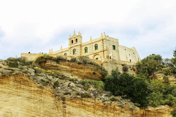Sahile Tropea İtalyan şehir manzarası