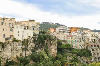 Sahile Tropea İtalyan şehir manzarası