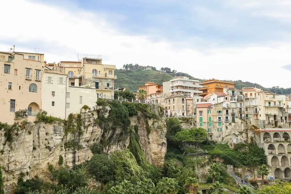 Sahile Tropea İtalyan şehir manzarası