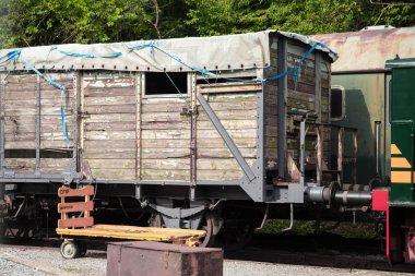 Çeşitli paslı vagonlar ve tren raylar üzerinde 