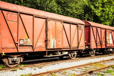 Çeşitli paslı vagonlar ve tren raylar üzerinde 