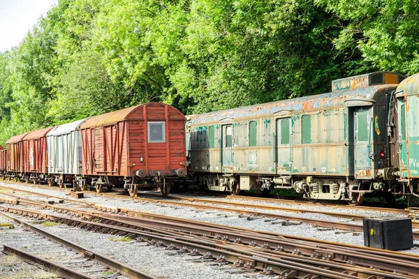 様々な錆びたワゴンや線路上の列車 — ストック写真