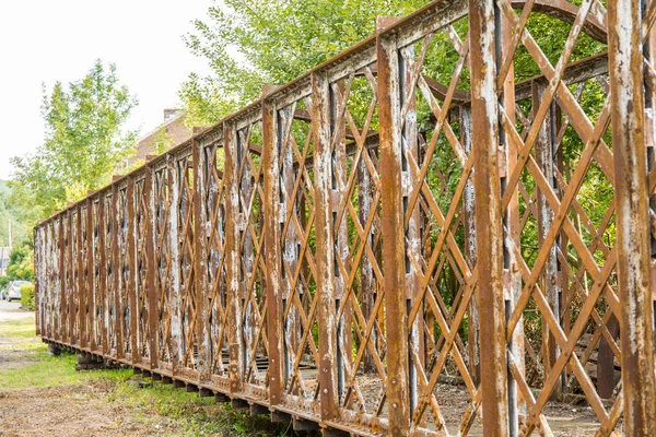 Çeşitli paslı vagonlar ve tren raylar üzerinde 