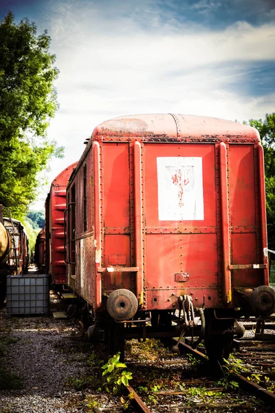 Verschiedene verrostete Waggons und Züge auf den Gleisen — Stockfoto