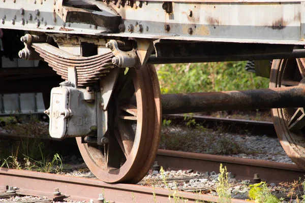 Varios vagones oxidados y tren en las vías — Foto de Stock