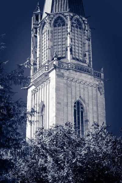 Elementos individuales de una catedral católica disparados a través de un infr — Foto de Stock