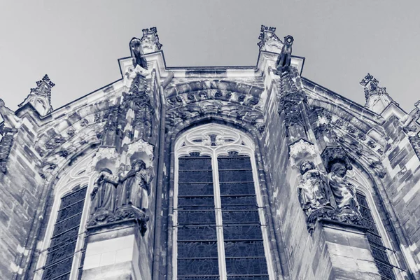 Elementos individuales de una catedral católica disparados a través de un infr — Foto de Stock