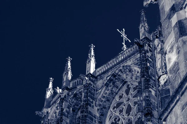 Elementos individuales de una catedral católica disparados a través de un infr — Foto de Stock
