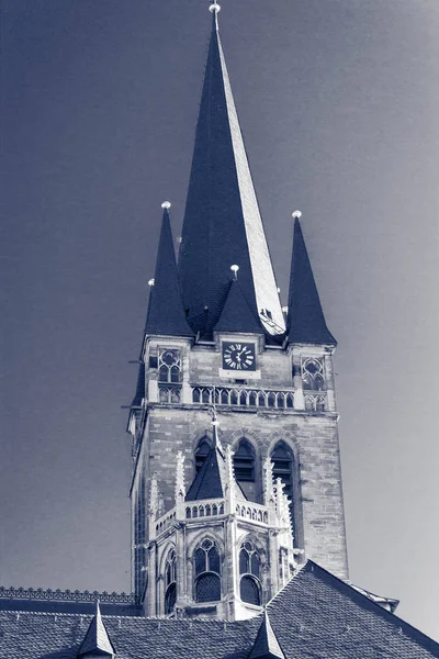 Einzelne Elemente einer katholischen Kathedrale durch eine Infrarotkamera aufgenommen — Stockfoto