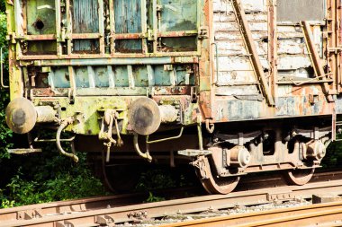 Çeşitli paslı vagonlar ve tren raylar üzerinde 