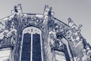 bir katolik katedralinin münferit unsurları bir infr aracılığıyla vuruldu