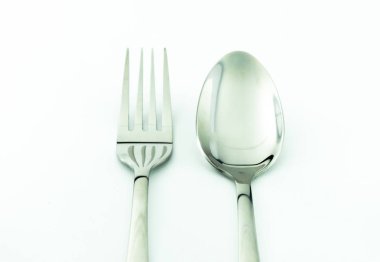 Çatal ve kaşık beyaz arka planda izole. Tasarımda kullanılan bir
