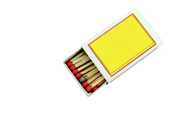 Scatola di fiammiferi isolata su sfondo bianco. con percorso di ritaglio — Foto Stock