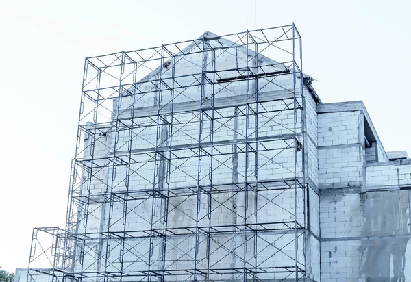 Будівельний майданчик на білому фоні неба — стокове фото