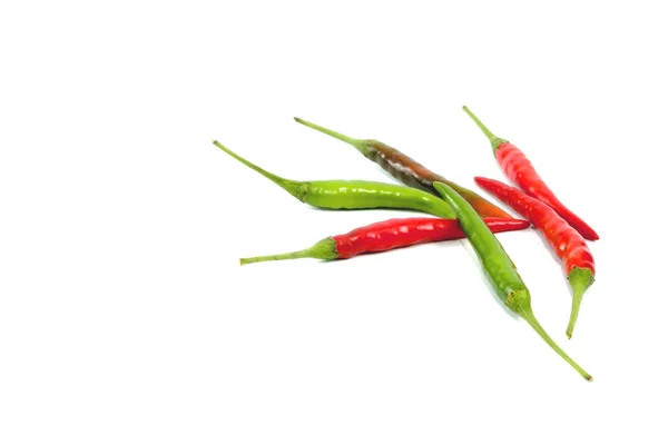 Chili rojo y chile verde aislados sobre un fondo blanco —  Fotos de Stock