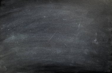 Blackboard / kara tahta doku. Tebeşir izleri olan boş boş siyah yazı tahtası