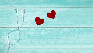 Ahşap masa ve kalp şeklinde kulaklıklar müzik sevgilisi bir kavramdır. Kopya alanı ile