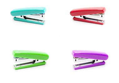 Stapler, ofis donanımları beyaz arka planda izole renkli renkler