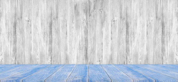 Leerer Holztisch mit weißem Holz-Hintergrund. zur Anzeige oder Montage Ihrer Produkte — Stockfoto