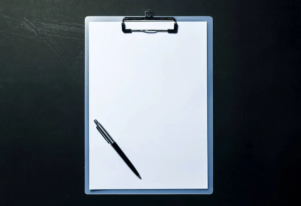 Clipboard and pen with white sheet on black background. Top view. mock up for word. — Stock Photo, Image