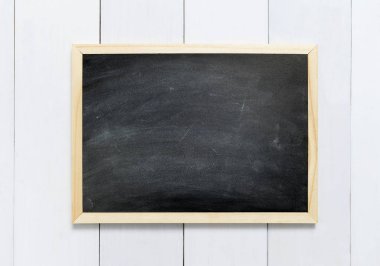 Blackboard/kara tahta doku. Beyaz ahşap masada tebeşir izleri ile boş boş siyah kara tahta