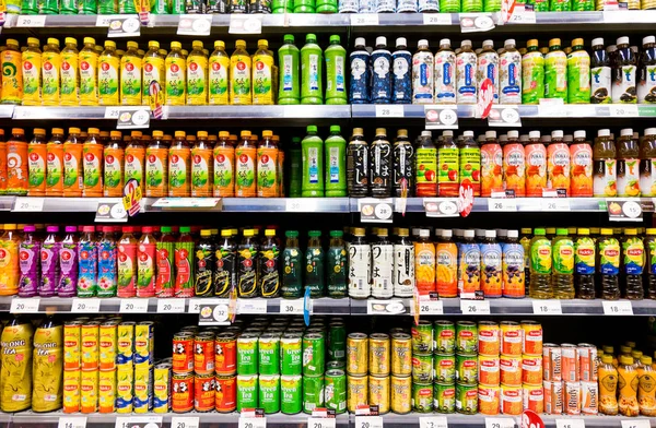 Убон Ратчатани, Таиланд - 29 июня 2018 года: Напитки продаются во многих супермаркетах. магазин интерьера в Убон Ратчатани, Таиланд. TOP supermarket is an international network of convenience stores . — стоковое фото