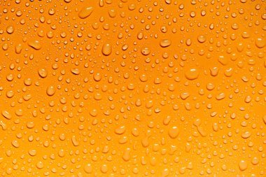 Sarı arka planda su damlaları, tasarım ve reklam için