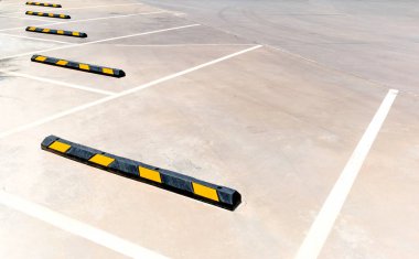 Beyaz çizgiler ile işaretlenmiş bir otoparkta boş Park tezgahları.