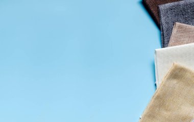 Renkli kumaş mavi bir arka plan ile mavi masa üstü koyun.