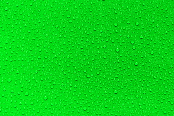 Σταγόνες νερού σε πράσινο φόντο, για το σχεδιασμό και τη διαφήμιση — Φωτογραφία Αρχείου