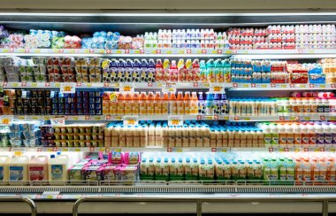 Ubon Ratchathani, Tayland-Ağustos 21, 2018: süt ürün ve yoğurt makro süpermarket raf üzerinde. Süpermarket iç Ubon Ratchathani, Tayland